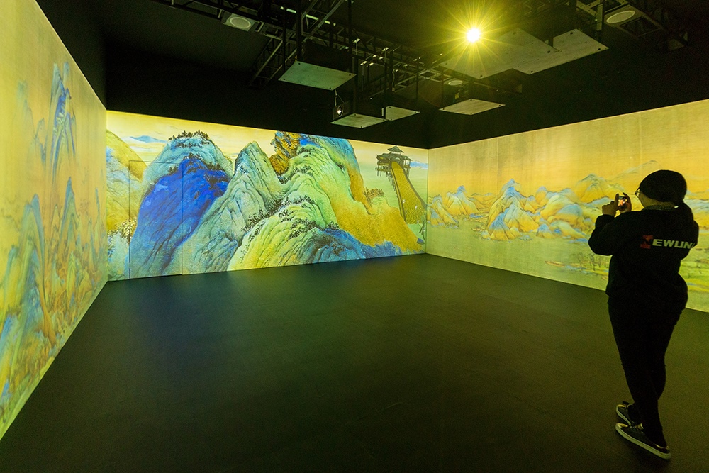 2019年1月29日，上海，市民在“千里江山圖科技藝術(shù)展”上參觀北宋名畫(huà)《千里江山圖》的AR全景展示并打卡拍照。