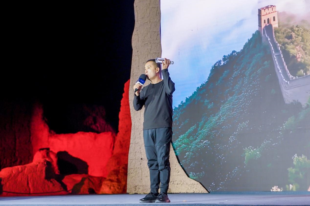 李剛在“何以中國·五星出東方”網(wǎng)絡主題宣傳活動現(xiàn)場演講。人民視頻供圖