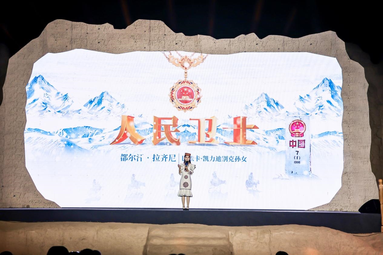 都爾汗·拉齊尼在“何以中國·五星出東方”網(wǎng)絡主題宣傳活動現(xiàn)場演講。人民視頻供圖