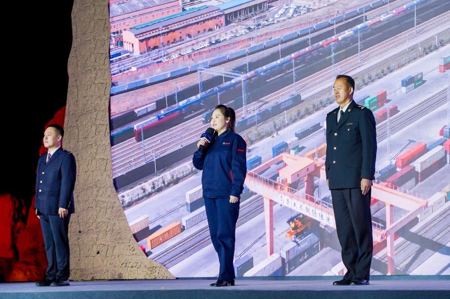 早吾扎?哈力賽（左二）在“何以中國·五星出東方”網(wǎng)絡主題宣傳活動現(xiàn)場演講。人民視頻供圖