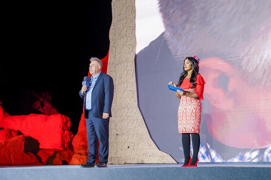 丹尼（左一）在“何以中國·五星出東方”網(wǎng)絡主題宣傳活動現(xiàn)場演講。人民視頻供圖