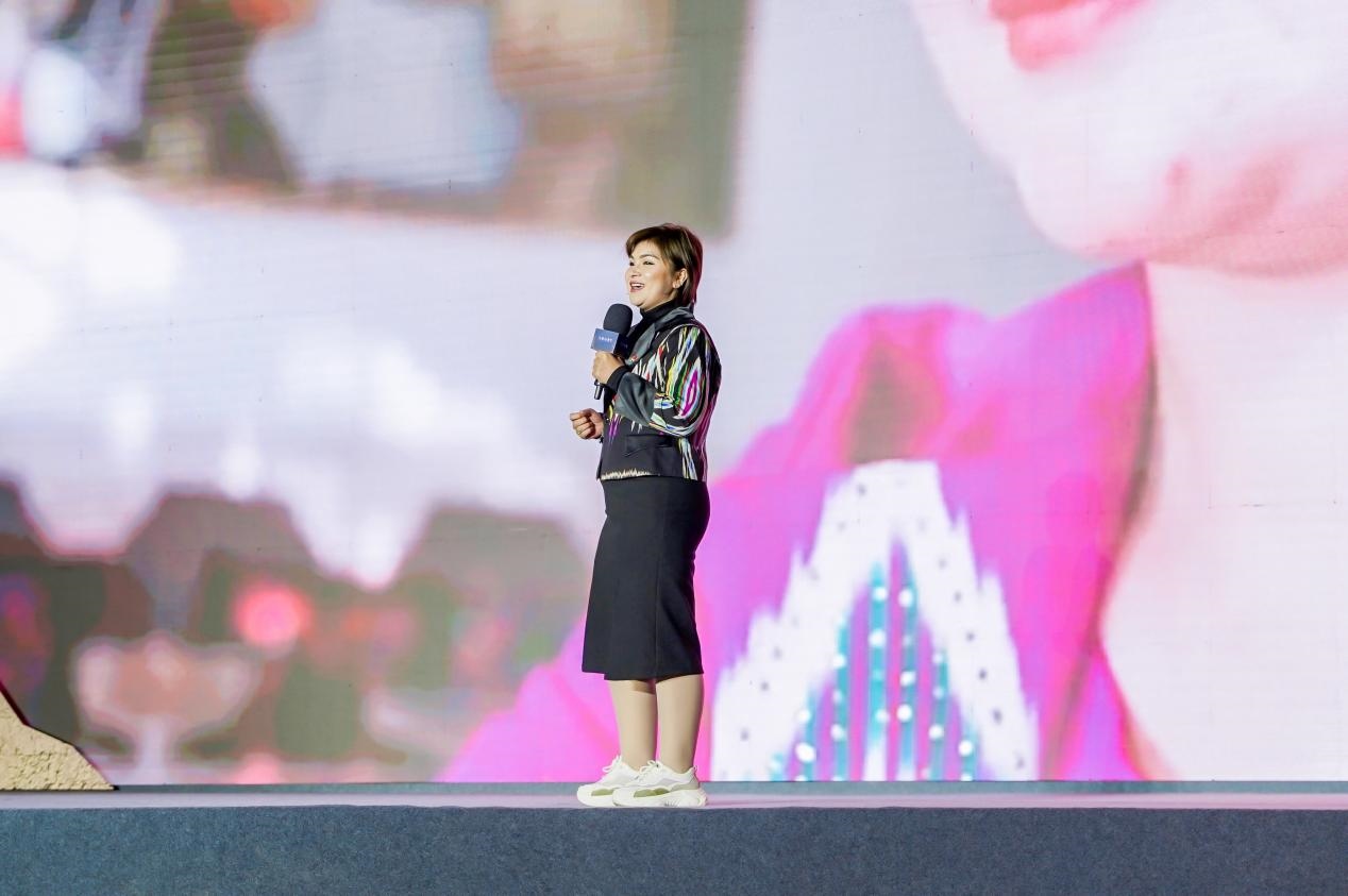 如克亞木·麥提賽地在“何以中國·五星出東方”網(wǎng)絡主題宣傳活動現(xiàn)場演講。人民視頻供圖