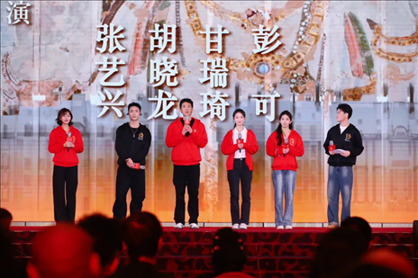 《受到召喚·敦煌》眾演員與現(xiàn)場觀眾互動交流。主辦方供圖