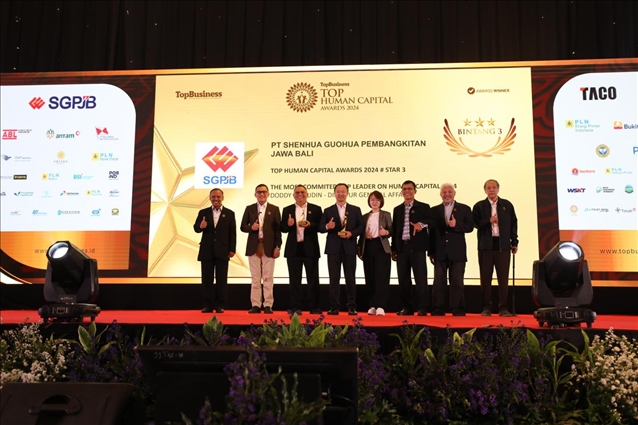 國能印尼爪哇發(fā)電公司董事長趙志剛（左四）與其他獲獎(jiǎng)?wù)吆嫌?。國能印尼爪哇發(fā)電公司供圖