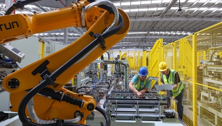 江蘇昆山，智能生產(chǎn)線上人機(jī)協(xié)同作業(yè)