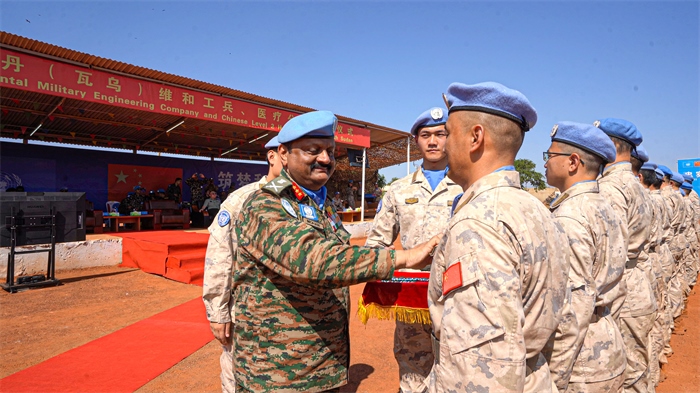 聯(lián)南蘇團部隊司令莫漢中將為維和官兵授勛。秦貴君攝