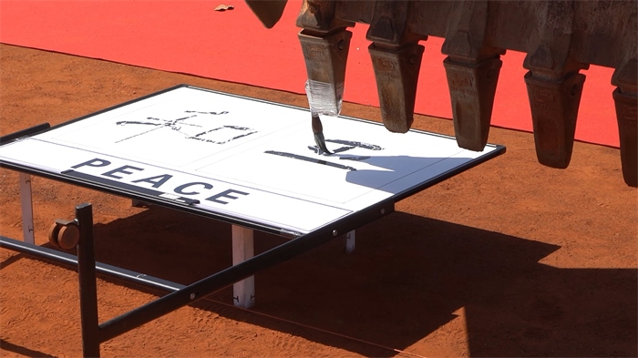 工程機械表演寫書法。王皓宇攝