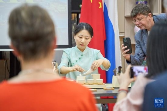 這是11月2日在俄羅斯符拉迪沃斯托克的活動(dòng)現(xiàn)場(chǎng)拍攝的茶藝表演。新華社發(fā)（郭飛洲攝）