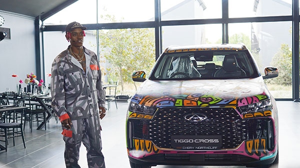 Samurai Farai和其汽車噴繪作品。人民網(wǎng) 張茜攝