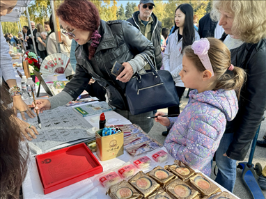 活動(dòng)現(xiàn)場(chǎng)外賓體驗(yàn)中國(guó)書法。 中國(guó)駐保加利亞大使館供圖。