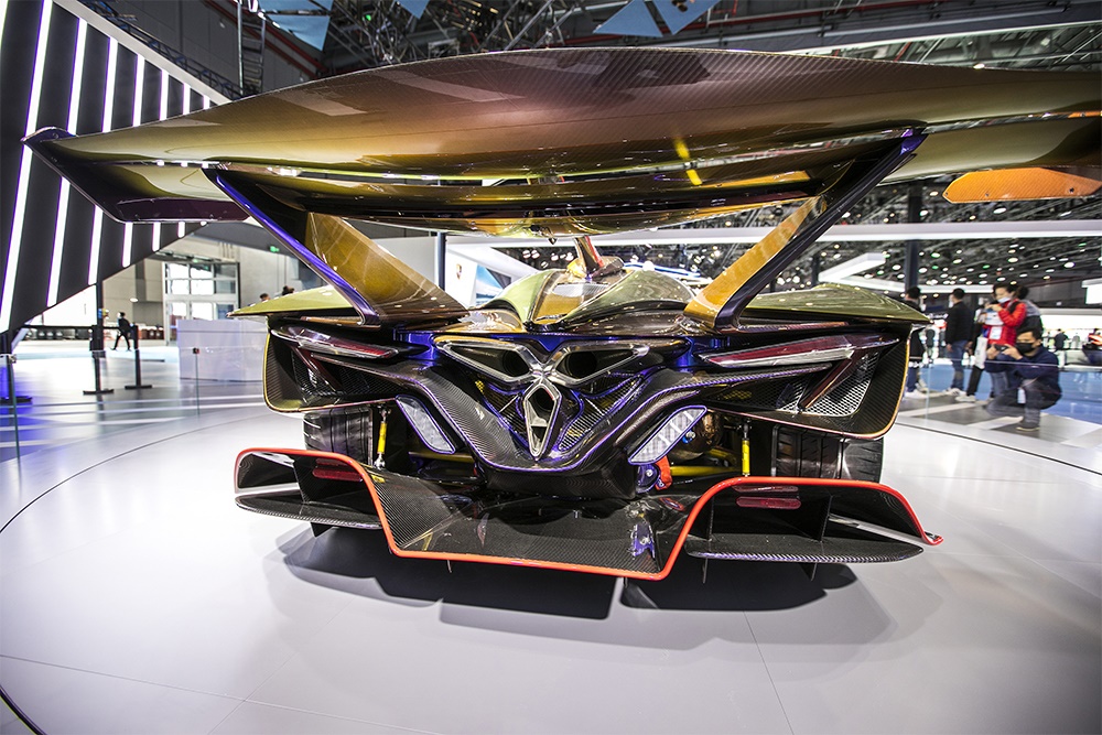 2020年11月5日，上海，來自德國(guó)的全球首款全碳纖維跑車亮相進(jìn)博會(huì)。該車總重量只有1250KG。