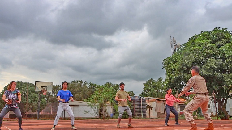 認(rèn)真學(xué)習(xí)動(dòng)作。孫亞斌 攝