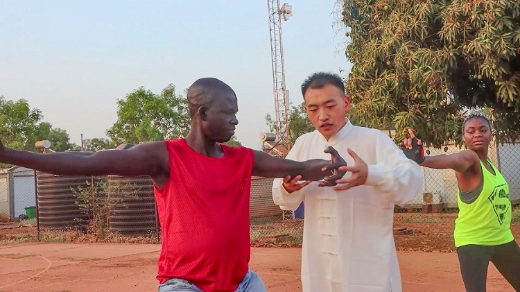 細(xì)心指導(dǎo)動(dòng)作。馬騫攝