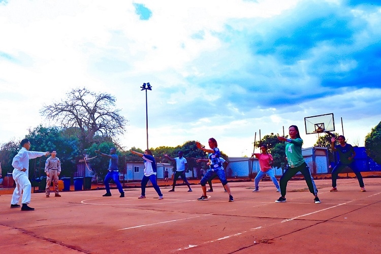 示范標(biāo)準(zhǔn)動(dòng)作。鄧原淘攝