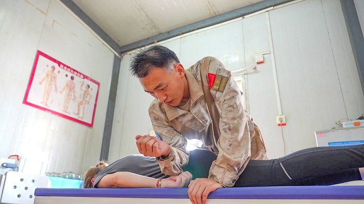 體驗(yàn)中醫(yī)推拿。王軍杰攝