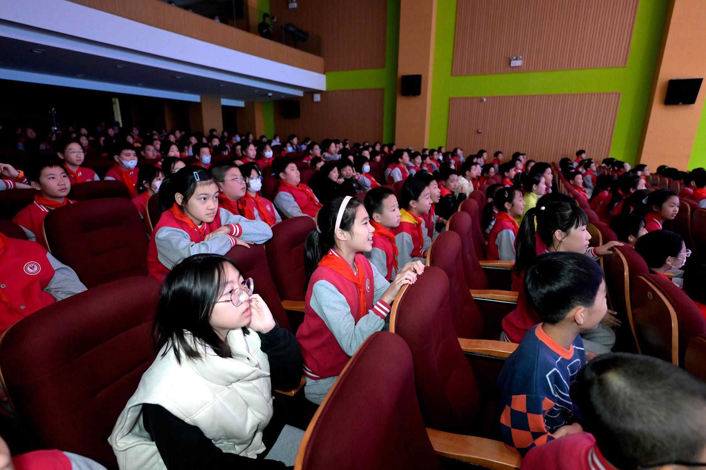 花校區(qū)學(xué)生現(xiàn)場(chǎng)歡呼照片。主辦方供圖