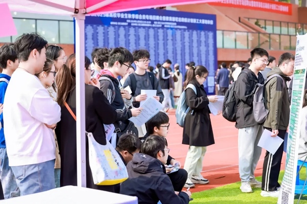 招聘會現(xiàn)場。校方供圖