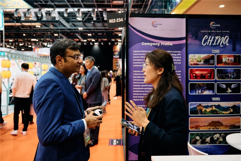 “中國館”展區(qū)現(xiàn)場洽談。 楊浩鵬攝