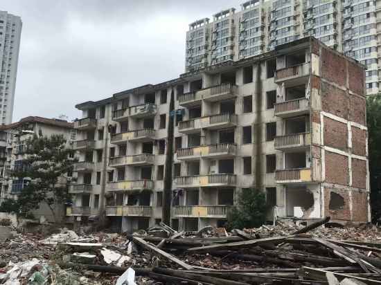 圖為拆遷中的合肥儀表廠宿舍。 合肥市蕪湖路街道 提供