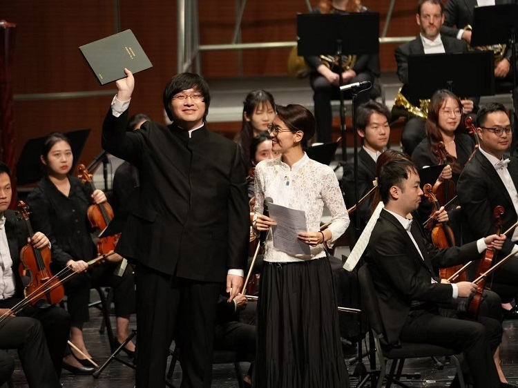 小澤征良向俞潞贈(zèng)送小澤征爾使用過的《第五交響曲》樂譜。演出方供圖