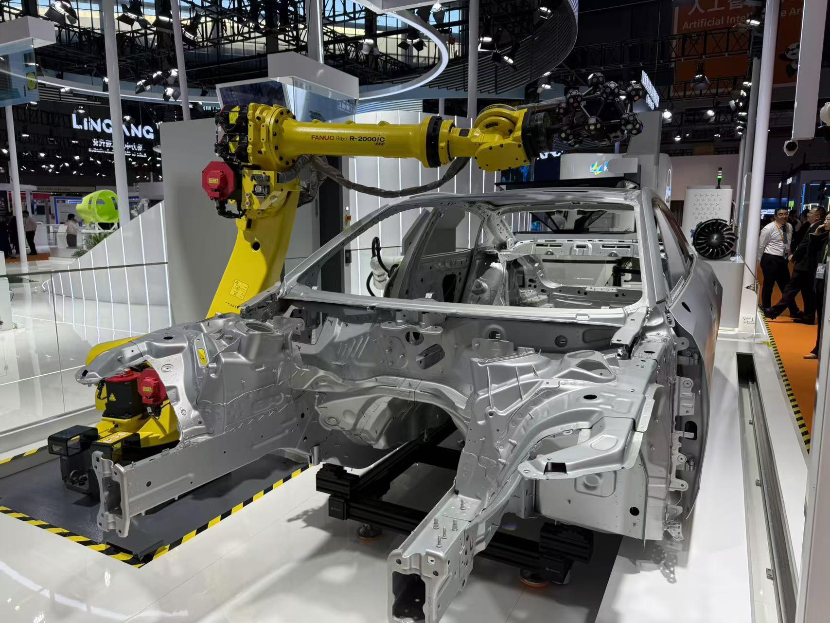 在汽車制造展區(qū)，高精度智能檢測裝備正在模擬檢測汽車車身。人民網(wǎng)記者 王仁宏攝