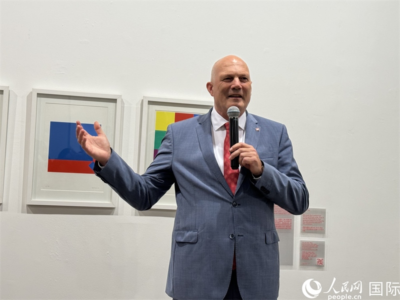 11月8日，瑞士駐華大使白瑞誼在“瑞士經(jīng)典設(shè)計(jì)展”開幕式上發(fā)表致辭。（人民網(wǎng) 謝瑩攝）