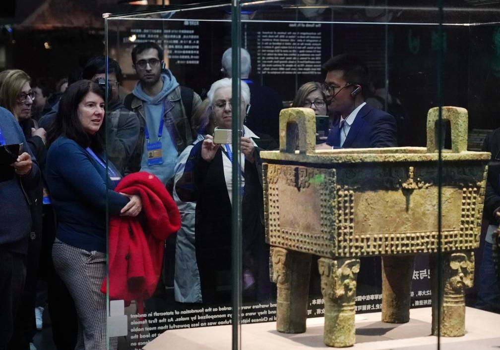 11月6日，中外嘉賓來到中國考古博物館參觀“考古與中華文明溯源展”。該展是本屆世界古典學(xué)大會推出的配套活動之一。新華社記者 張晨霖 攝