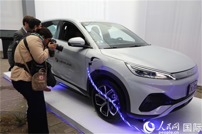 圖為秘魯媒體記者正在拍攝現(xiàn)場(chǎng)展出的比亞迪電動(dòng)汽車。 人民網(wǎng)記者姜波攝