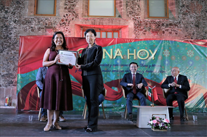 李雅芳向加比拉爾·塞迪略授予“拉美分社榮譽員工”稱號。主辦方供圖