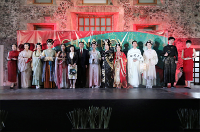 墨西哥華人婦女聯(lián)合總會木蘭藝術團的中國古代服裝表演。主辦方供圖