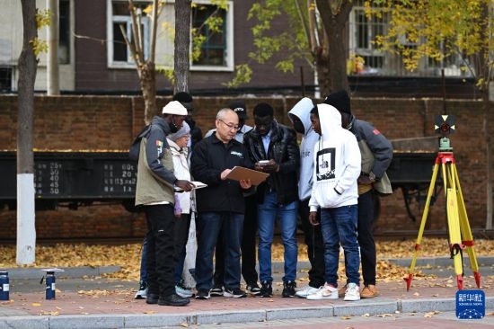 在天津鐵道職業(yè)技術(shù)學(xué)院，老師指導(dǎo)幾內(nèi)亞學(xué)員使用測距儀器（11月11日攝）。新華社記者 李然 攝