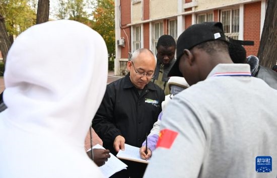 在天津鐵道職業(yè)技術(shù)學(xué)院，老師指導(dǎo)幾內(nèi)亞學(xué)員使用測距儀器（11月11日攝）。新華社記者 李然 攝