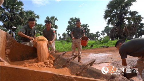 ▲清理主干道積水(秦貴君攝)