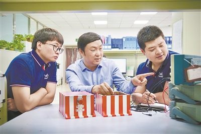 中北大學極端環(huán)境特種傳感與測試創(chuàng)新研究團隊成員正在圍繞近期發(fā)射任務進行產(chǎn)品研發(fā)。受訪單位供圖
