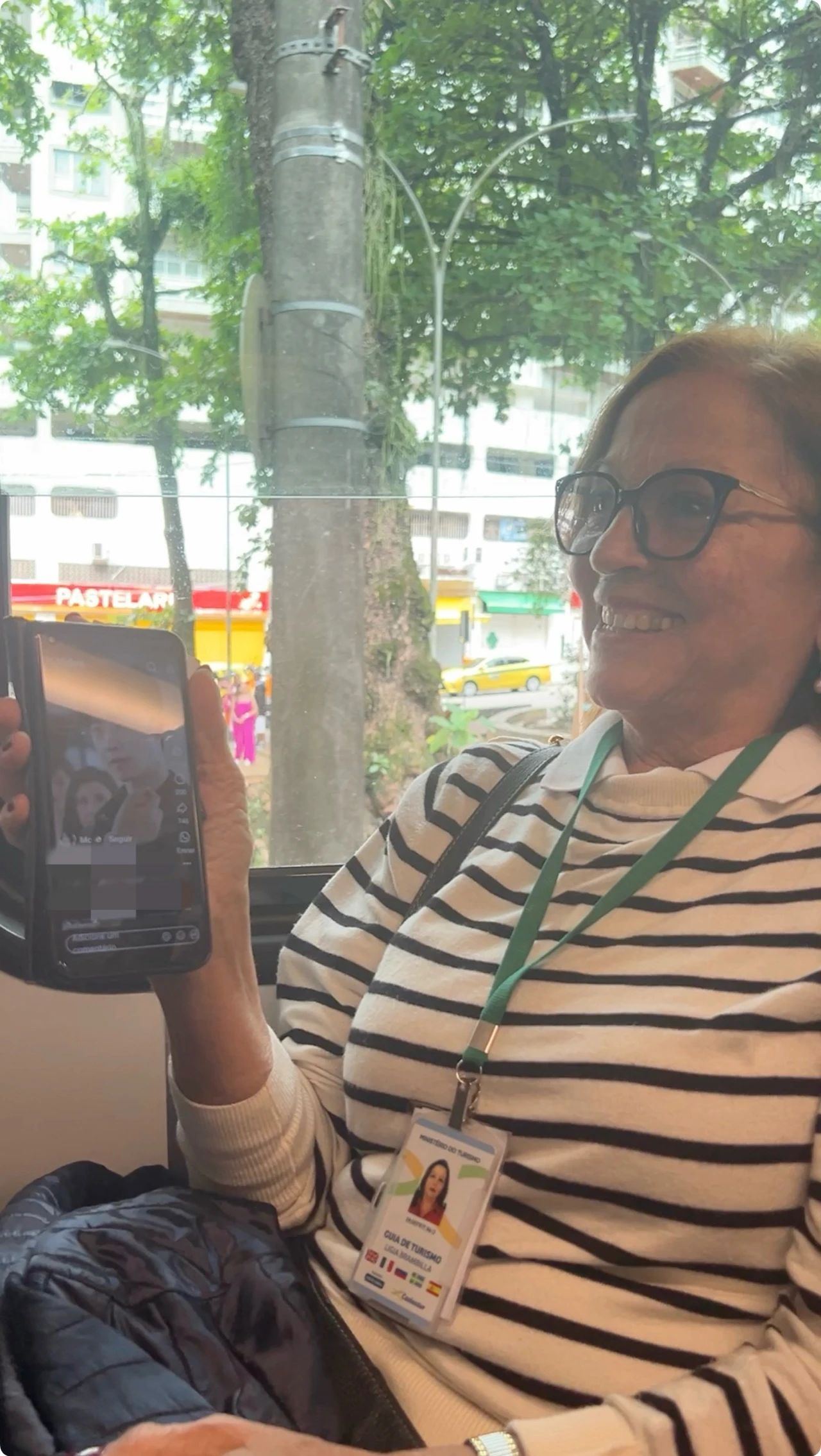 當(dāng)?shù)厝讼驆u叔展示中國網(wǎng)劇。作者供圖