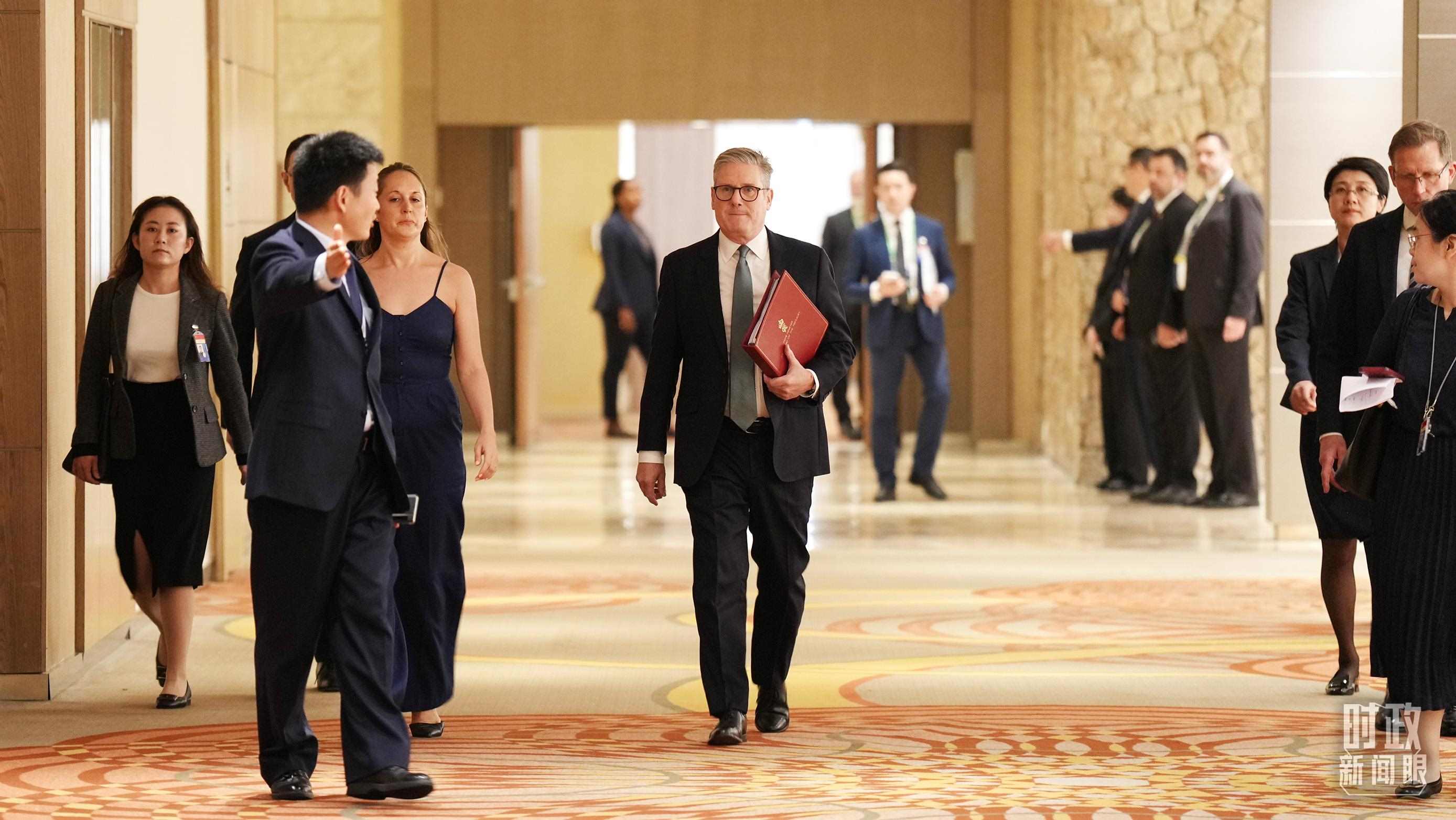 △英國首相斯塔默抵達(dá)會見現(xiàn)場。（總臺記者李晉拍攝）