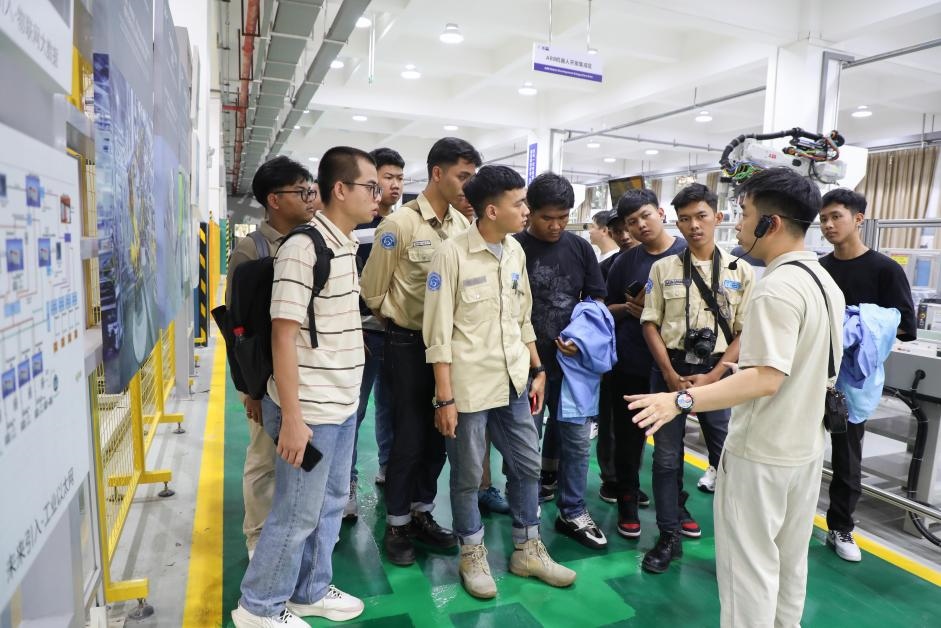 來華留學生在工程實踐中心上課。教育部職業(yè)教育與成人教育司供圖