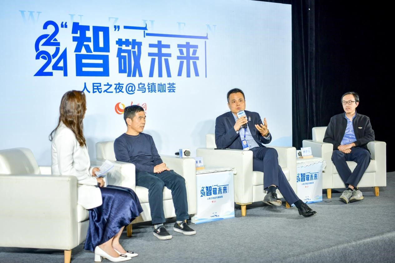 在對話環(huán)節(jié)，之江實驗室高級研究專家潘愛民、伏羲智庫創(chuàng)始人李曉東、麒麟軟件副總經(jīng)理李震寧探討“‘百模大戰(zhàn)’將卷向何方”。人民網(wǎng)記者 任峰濤攝