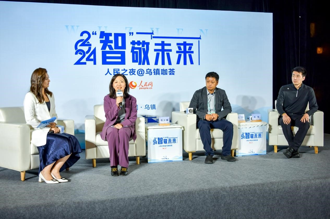 在對話環(huán)節(jié)，趣丸科技總編輯、副總裁任少峰，星云智慧機器人CEO李明，可之教育大模型創(chuàng)始人王冠討論“人工智能如何惠及大眾”。人民網(wǎng)記者 任峰濤攝