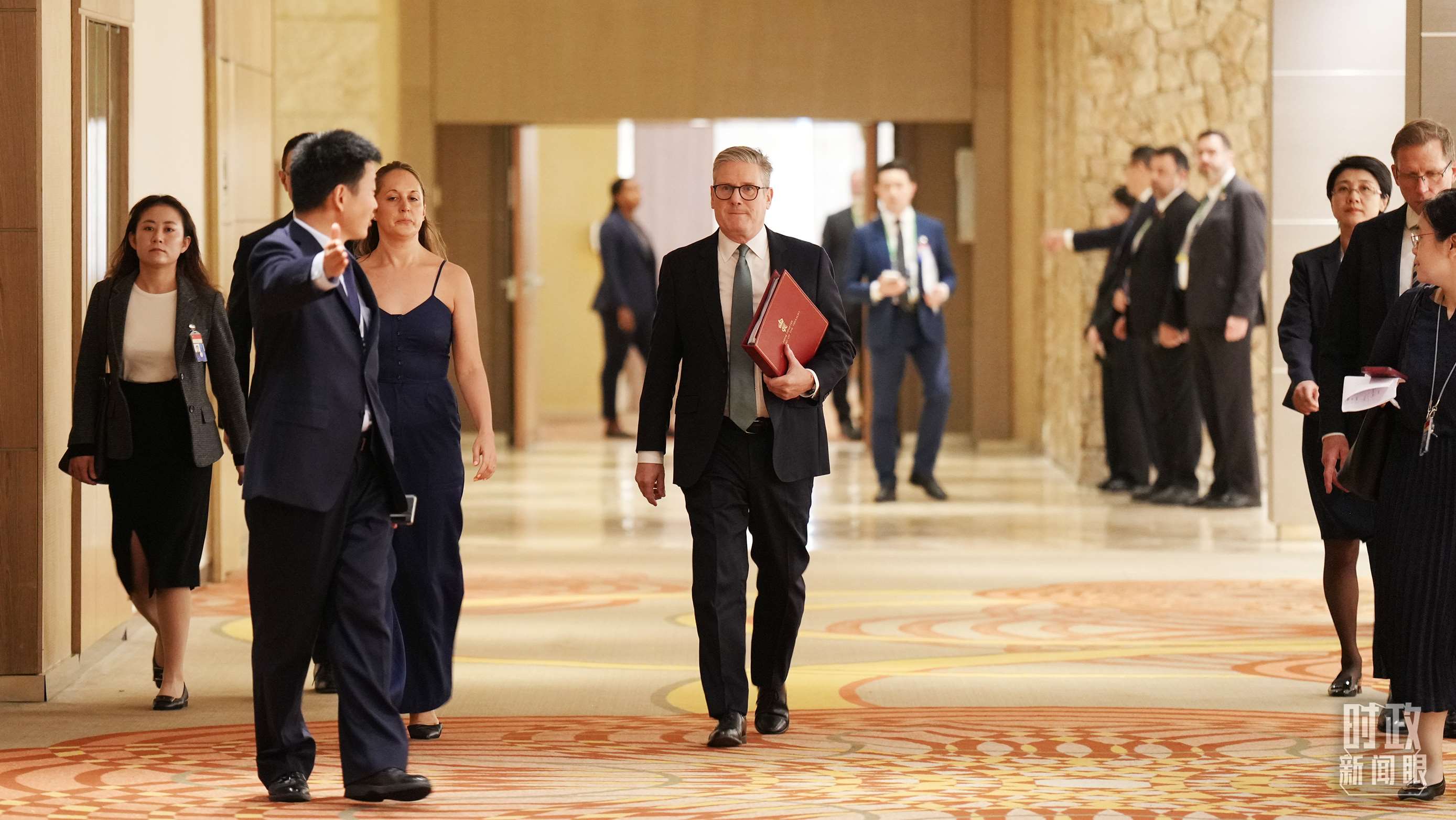 英國首相斯塔默抵達會見現(xiàn)場，這是他首次同習(xí)主席面對面交流。