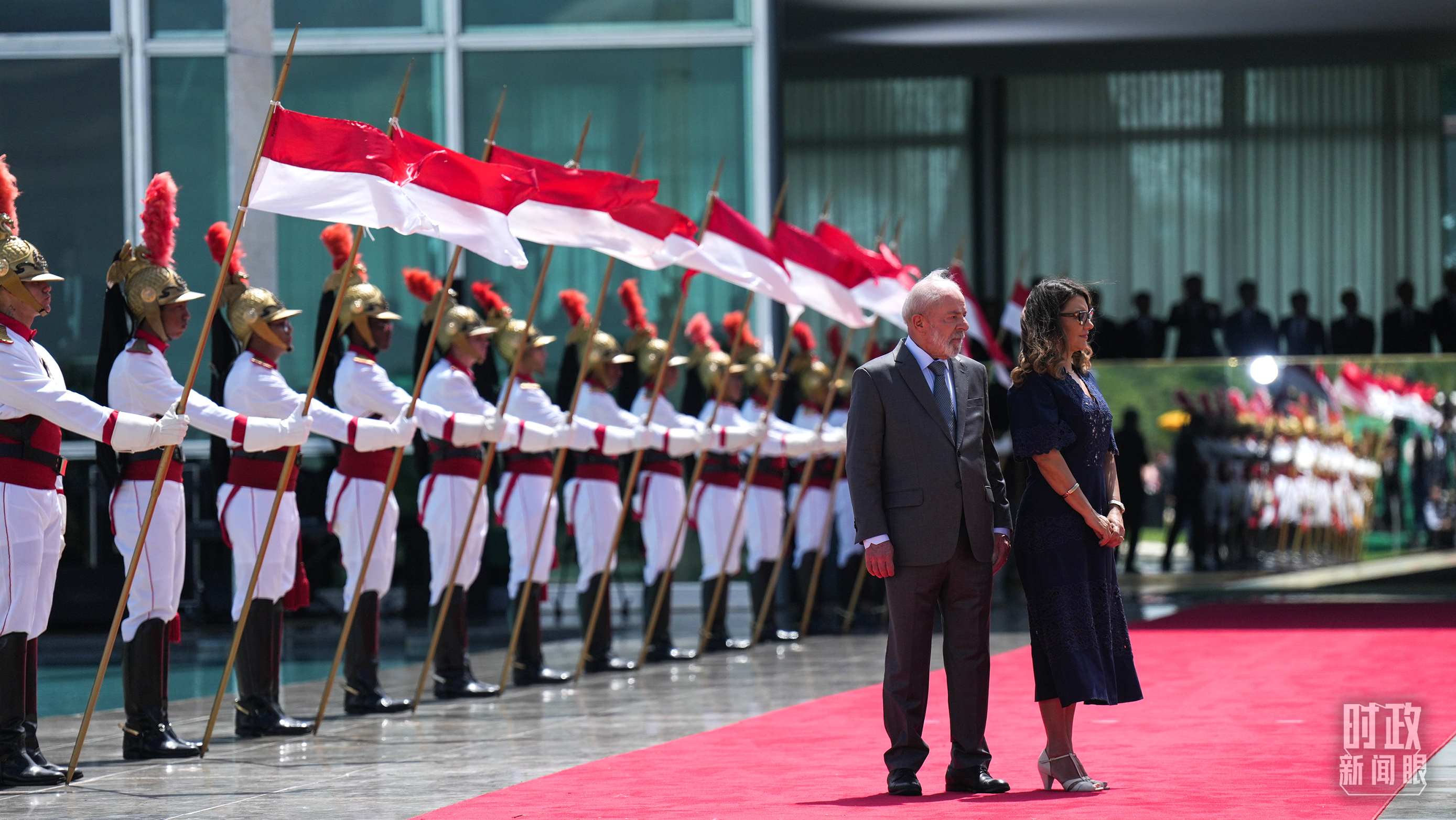 巴西總統(tǒng)盧拉和夫人羅桑等候習(xí)主席到來。