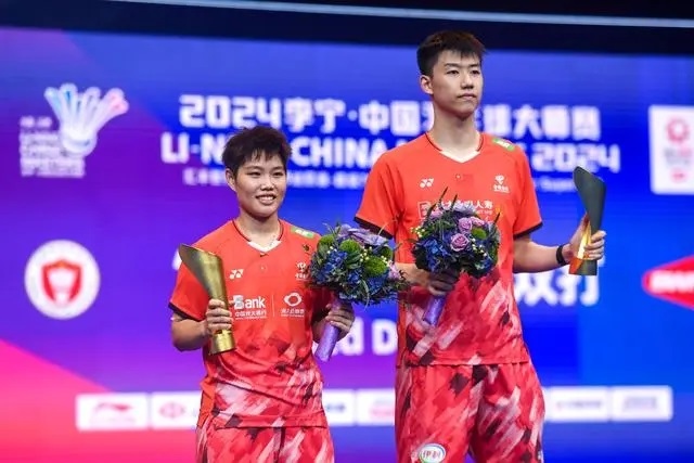 11月24日，馮彥哲/黃東萍（左）在領獎臺上合影。新華社記者 梁旭攝