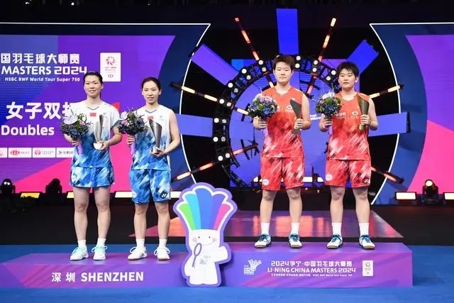 11月24日，劉圣書（右二）/譚寧（右一）與李怡婧/羅徐敏（左一）在頒獎臺上合影。新華社記者 梁旭攝