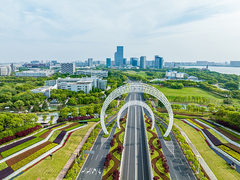 圖為蘇州工業(yè)園區(qū)星湖街鋼結(jié)構(gòu)雕塑。