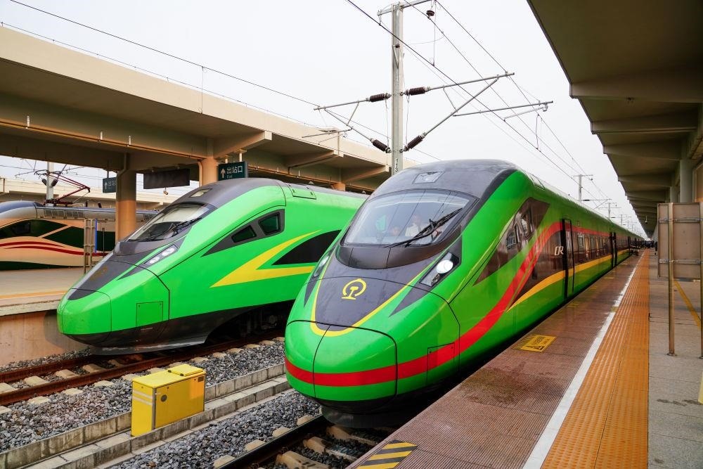 截至2024年7月5日，中老鐵路國際旅客列車?yán)塾?jì)開行滿1000列，極大地便利了沿線民眾出行。