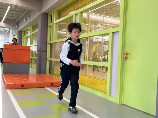 學(xué)生在南樓二層的體能教師訓(xùn)練。人民網(wǎng)記者孫競(jìng) 攝