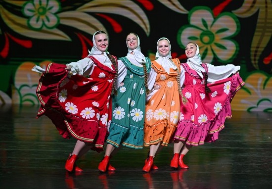 6月22日，2024-2025“中俄文化年”海南島歡樂節(jié)俄羅斯藝術(shù)團(tuán)體巡演在?？谑信e行。新華社記者郭程攝