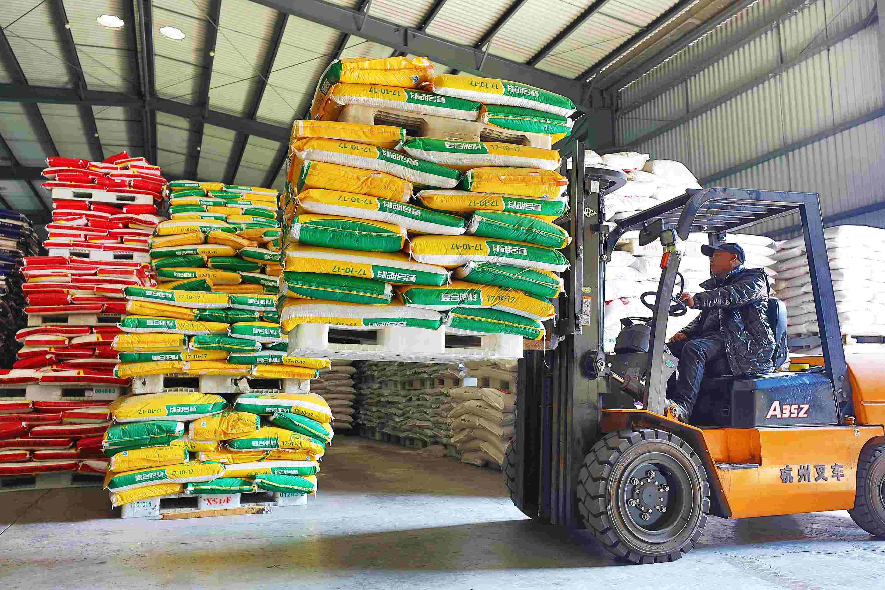 2023年2月15日，在浙江義烏供銷聯(lián)社的農(nóng)資貯存?zhèn)}庫，工作人員正在調(diào)運復(fù)合肥料等農(nóng)資。