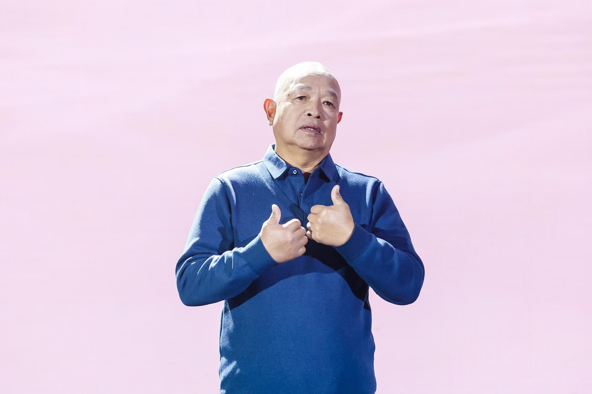 “山東好人”、煙臺(tái)市無(wú)聲洗車場(chǎng)經(jīng)理柳興濤。人民視頻供圖。