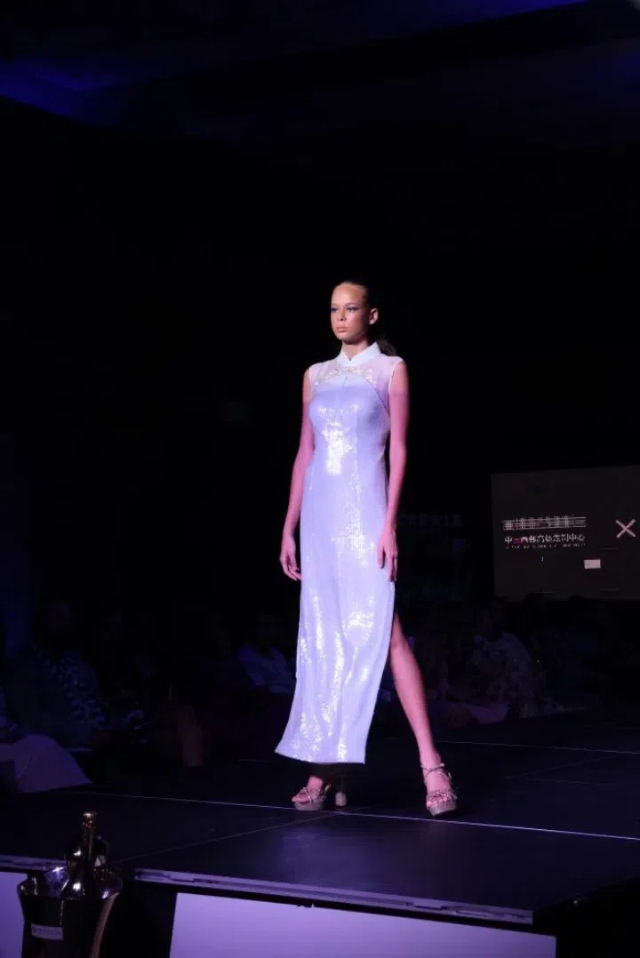 模特展示新中式禮服。顏李芳攝